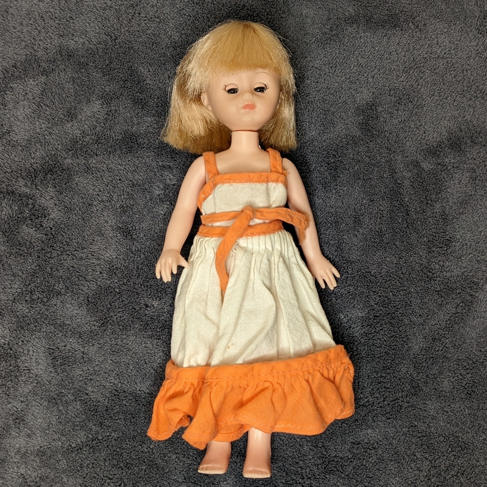 Vintage Ginny Vogue doll 1977. Sleeping / blinking eyes work.